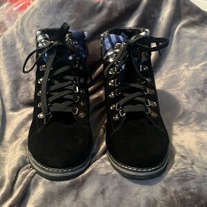 9 1/2 boots -waterproof- black ankle